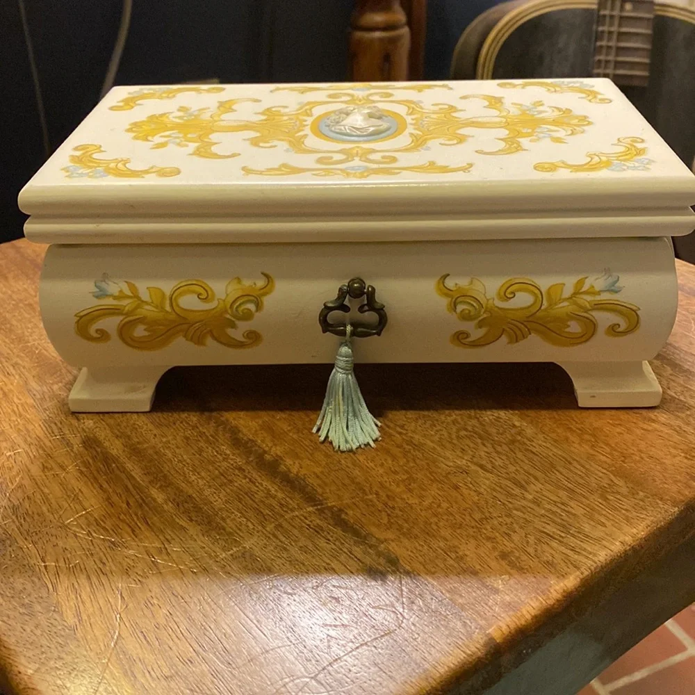 Vintage Avon Jewelry Box - Picture 7 of 11